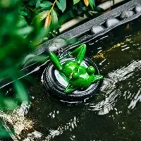 Садовая фигура из полистоуна &laquo;Лягушка лежит на шине&raquo;, 14&times;13&times;9.5 см, плавающая