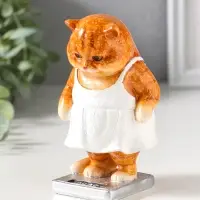 Сувенир полистоун лак "Кошка в белом сарафане стоит на весах" 7,5х7,2х12,5 см