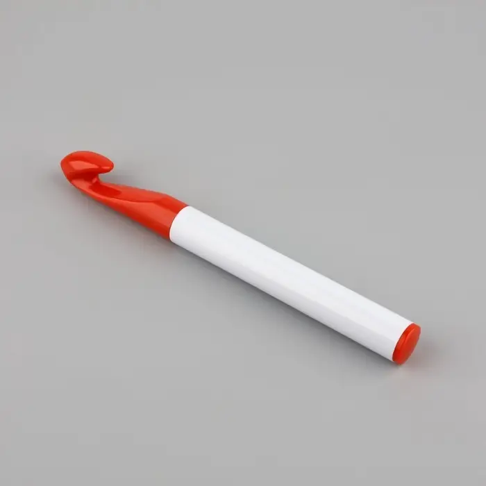 Крючок для вязания, d = 15 мм, 17 см, цвет белый/красный