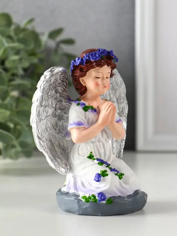 Сувенир полистоун "Девочка-ангел в цветочном платье, венке - молитва" фиолет 8,5х6,2х10,5 см   10902