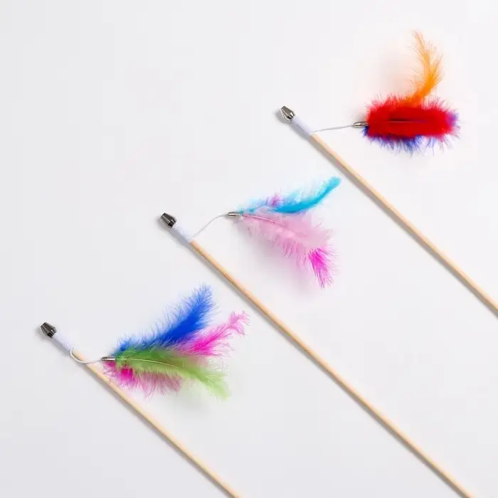 Дразнилка - удочка &laquo;Радужные перья&raquo;, на деревянной палочке, цвет МИКС