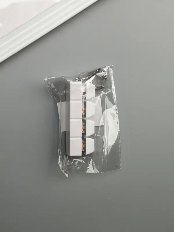 Брелок - антистресс для ключей на карабине &laquo;Клавиши кейкап&raquo;, белый, 7.6&times;2&times;2.7 см