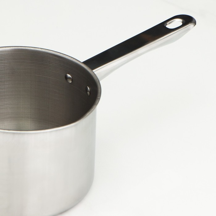 Ковш из нержавеющей стали «Базис», 950 мл, d=14 см, с мерной шкалой, металлическая ручка Ковш из нержавеющей стали «Базис», 950 мл, d=14 см, с мерной шкалой, металлическая ручка