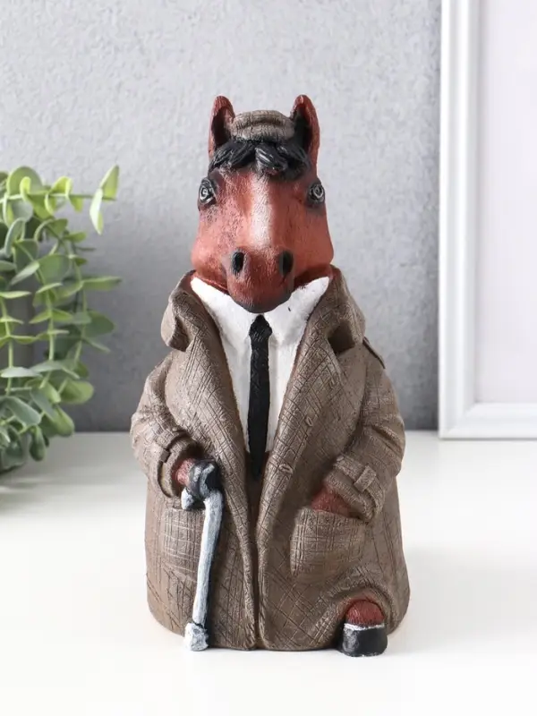 Фигурка (гипс) Конь в пальто  Высота 24 см, ширина 12,5 см, длина 16,5 см, капучино