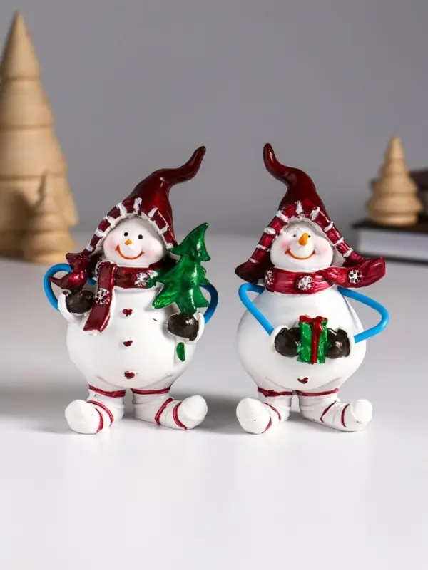 Сувенир полистоун  Сувенир полистоун "Снеговик в красном колпаке, с ёлкой/подарком" МИКС 5,5х4,5х10,5 см