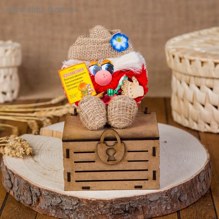 Оберег-домовой Оберег-домовой "Богатейка на сундуке, в колпаке", 20х14х10 см МИКС