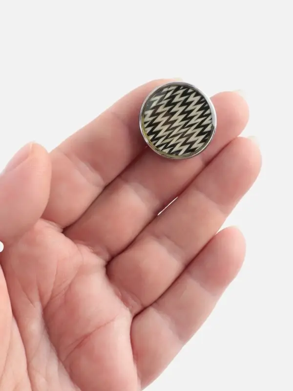 Пуговица металлическая на ножке &laquo;Орнамент&raquo;, декоративная, d=25 мм, цвет белый, серебряный