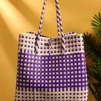 Сумка плетёная пластиковая 40х20х55 см, цв. фиолетово-белый Сумка плетёная пластиковая 40х20х55 см, цв. фиолетово-белый