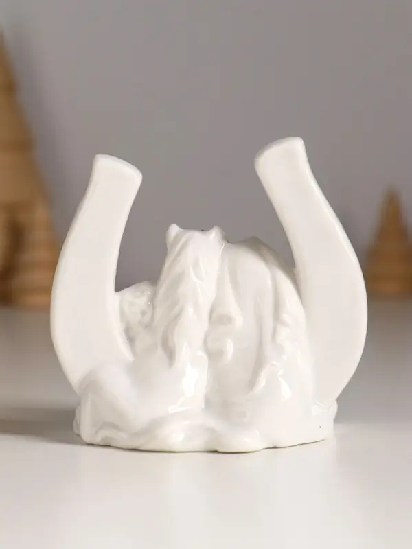 Сувенир керамика "Две лошадки с букетом в подкове" белый с золотом 8х4х7,5 см