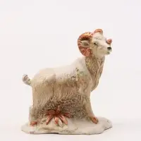 Фигурка декоративная &laquo;Коза на лужайке&raquo;, 8&times;7&times;4 см, слоновая кость
