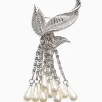Брошь "Птица с жемчужным хвостом", цвет белый в серебре Брошь "Птица с жемчужным хвостом", цвет белый в серебре