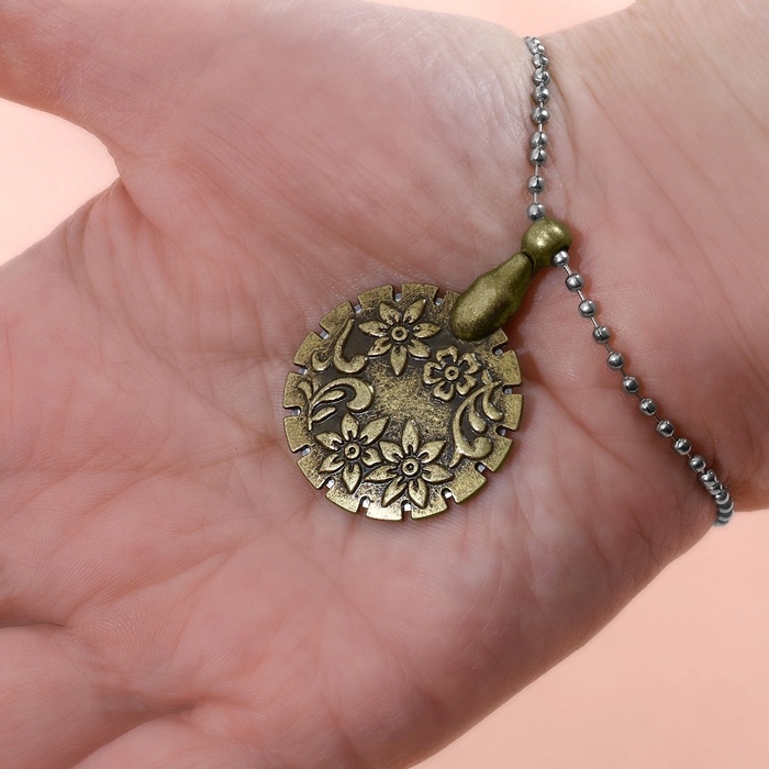 Резак для ниток, с цепочкой на руку, 3 × 4.5 см, цвет бронзовый Резак для ниток, с цепочкой на руку, 3 × 4.5 см, цвет бронзовый