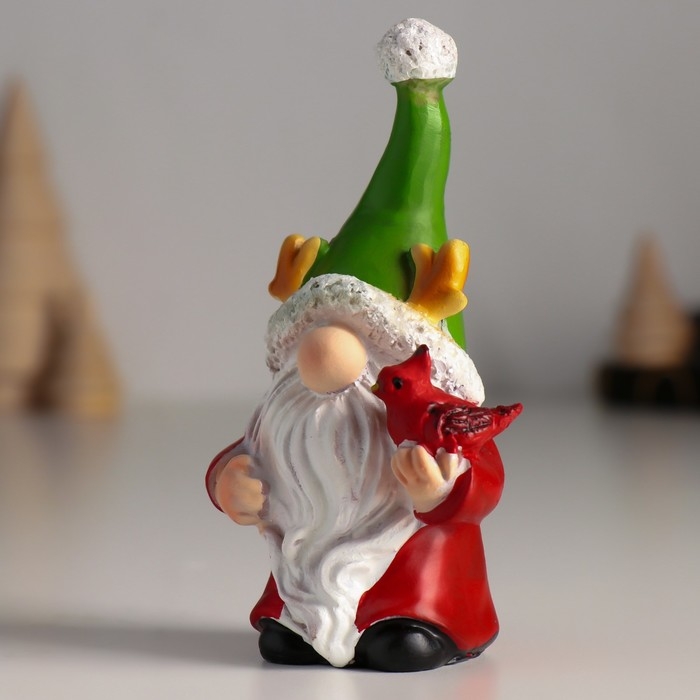 Сувенир полистоун Сувенир полистоун "Гном в зелёной шапке с рожками, с птичкой" 4х5,5х10,5 см