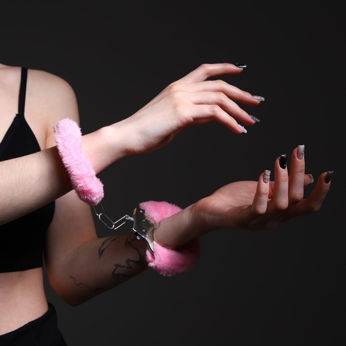 Наручники карнавальные «Список непослушных» меховые, цвет розовый Наручники карнавальные «Список непослушных» меховые, цвет розовый