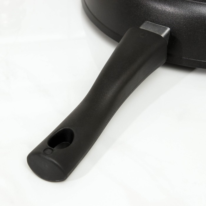 Сковорода «Традиция», d=28 см, съёмная ручка, антипригарное покрытие, цвет чёрный Сковорода «Традиция», d=28 см, съёмная ручка, антипригарное покрытие, цвет чёрный