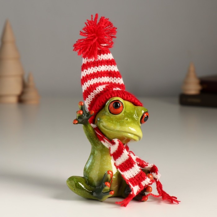 Сувенир полистоун лак Сувенир полистоун лак "Лягуха в шаполчке и шарфике приветствует" 7,7х6,3х13 см