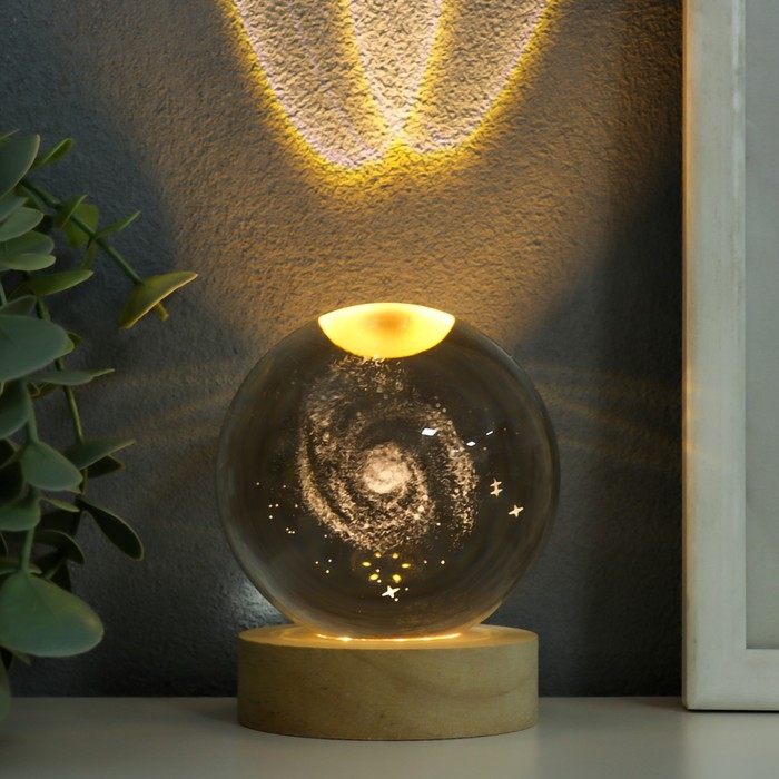 Сувенир стекло подсветка  Сувенир стекло подсветка "Млечный путь" d=8 см подставка дерево, USB 8х8х9,5 см