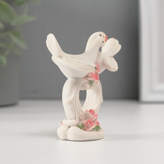 Сувенир полистоун Сувенир полистоун "Голуби на ажурной подставке с розовыми розами" 6х6,3х3 см