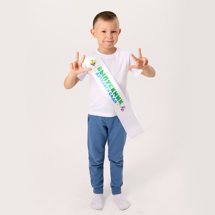 Набор выпускника «Выпускник детского сада» 5 предметов: лента белая, очки, шарик 3 шт. Набор выпускника «Выпускник детского сада» 5 предметов: лента белая, очки, шарик 3 шт.