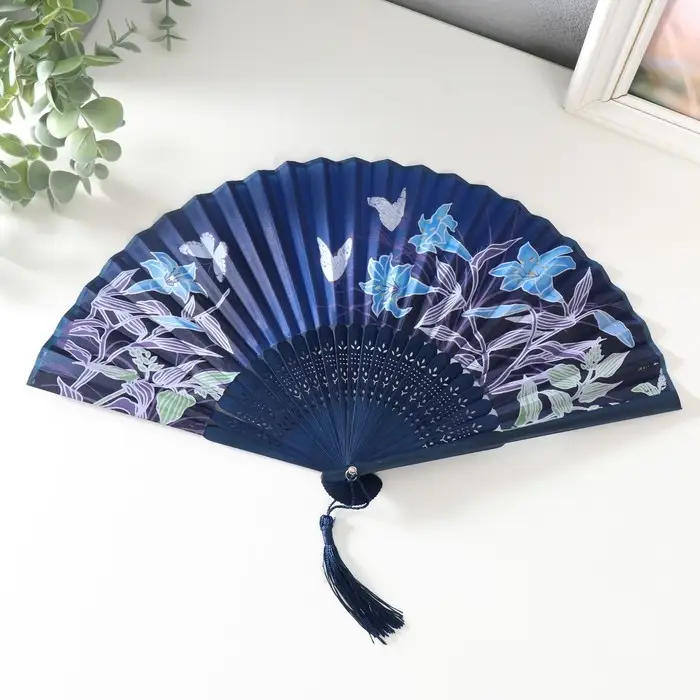 Веер дерево, текстиль h=21 см  Веер дерево, текстиль h=21 см "Синии лилии и бабочки" синий, с кисточкой