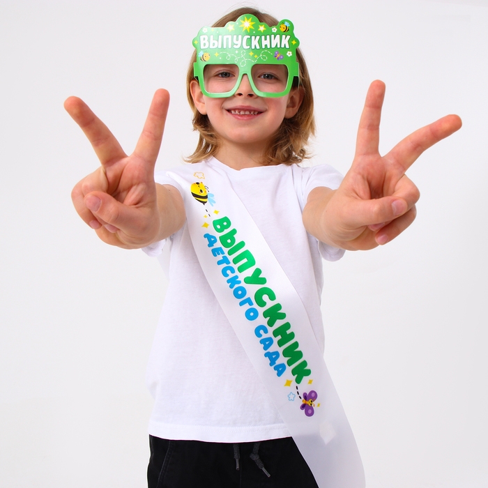 Набор выпускника «Выпускник детского сада» 5 предметов: лента белая, очки, шарик 3 шт. Набор выпускника «Выпускник детского сада» 5 предметов: лента белая, очки, шарик 3 шт.