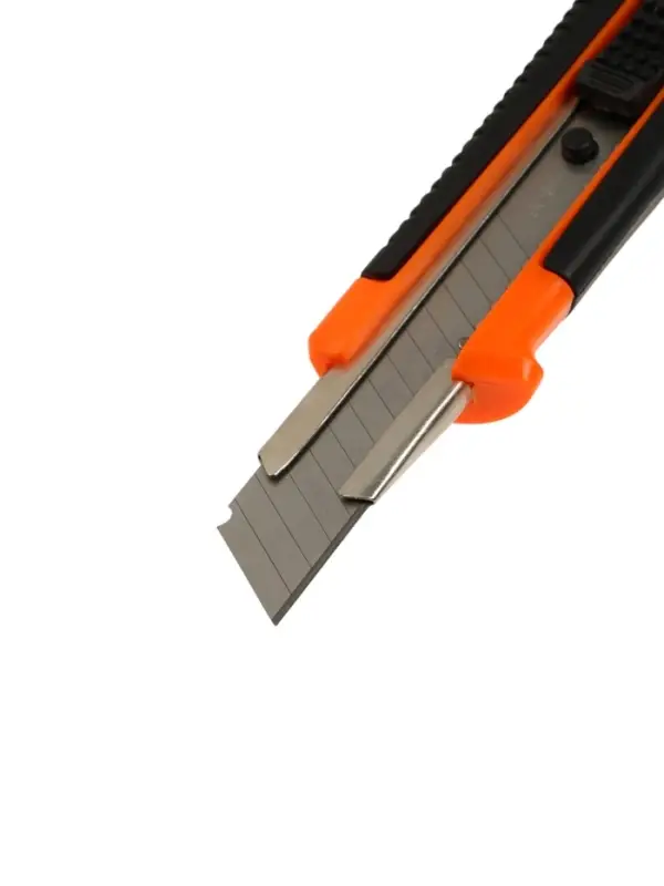 Нож универсальный ЛОМ, 2К корпус, металлическая направляющая, 18 мм