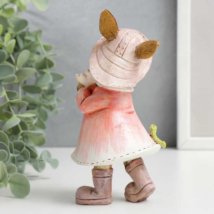 Сувенир полистоун Сувенир полистоун "Зайка в шляпке и дождевике с цветком и гусеницей" 14,5х6,5х8 см