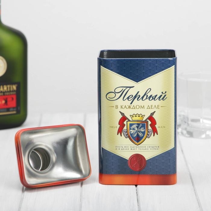 Коробка жестяная в форме бутылки под крепкий алкоголь «Первый» Коробка жестяная в форме бутылки под крепкий алкоголь «Первый»