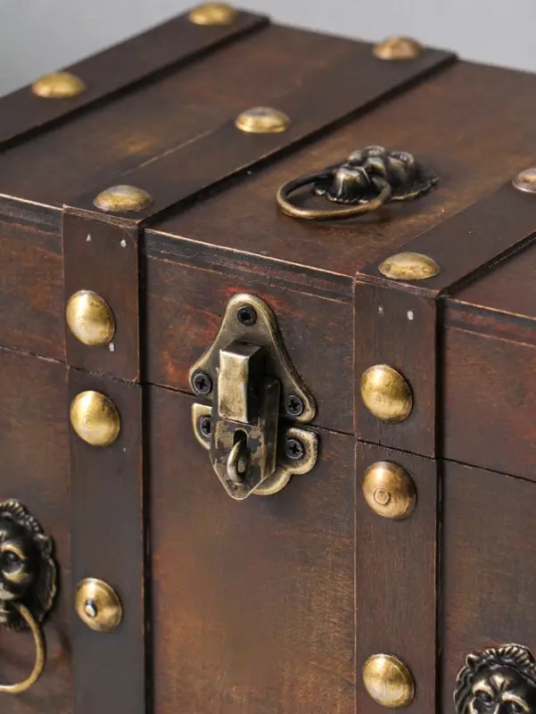 Шкатулка для украшений &laquo;Сундучок. Лев. С заклёпками&raquo;, дерево, коричневая, 21.8&times;15.5&times;15 см