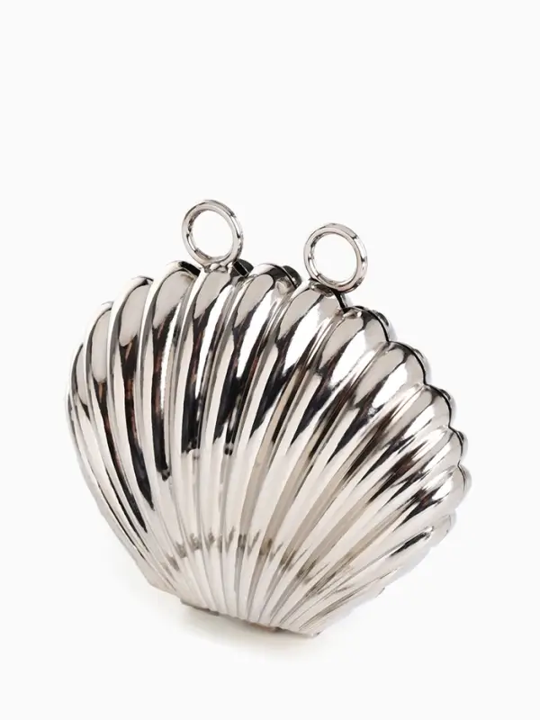 Сумка мини-клатч на магните, в форме ракушки, жёсткий корпус, на длинной цепочке, серебристая