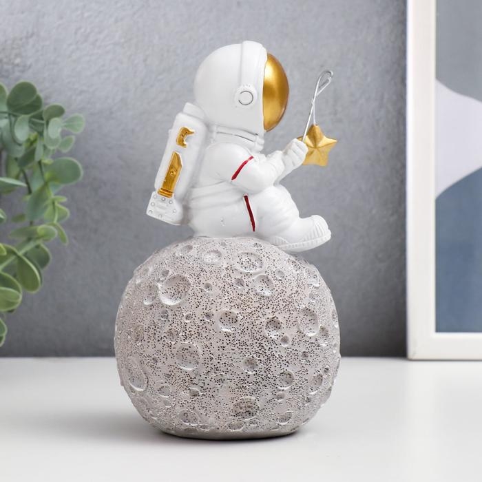 Сувенир полистоун  Сувенир полистоун "Астронавт-рыбак" 17,3х11,5 см