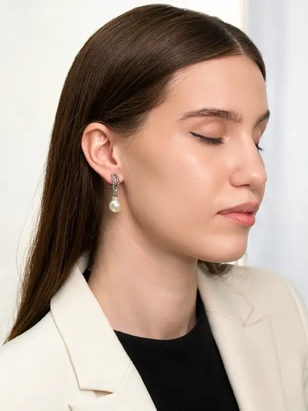 Серьги клипсы для ушей QF &laquo;Грейс&raquo;, две линии с бусинами, белые в чернёном серебре