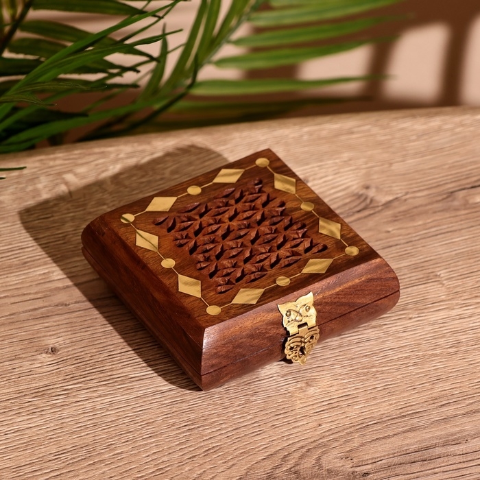 Шкатулка резная 10х10х4 см, дерево шишам Шкатулка резная 10х10х4 см, дерево шишам