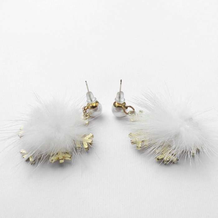 Серьги «Новогодние» пушистая снежинка, цвет белый в золоте Серьги «Новогодние» пушистая снежинка, цвет белый в золоте