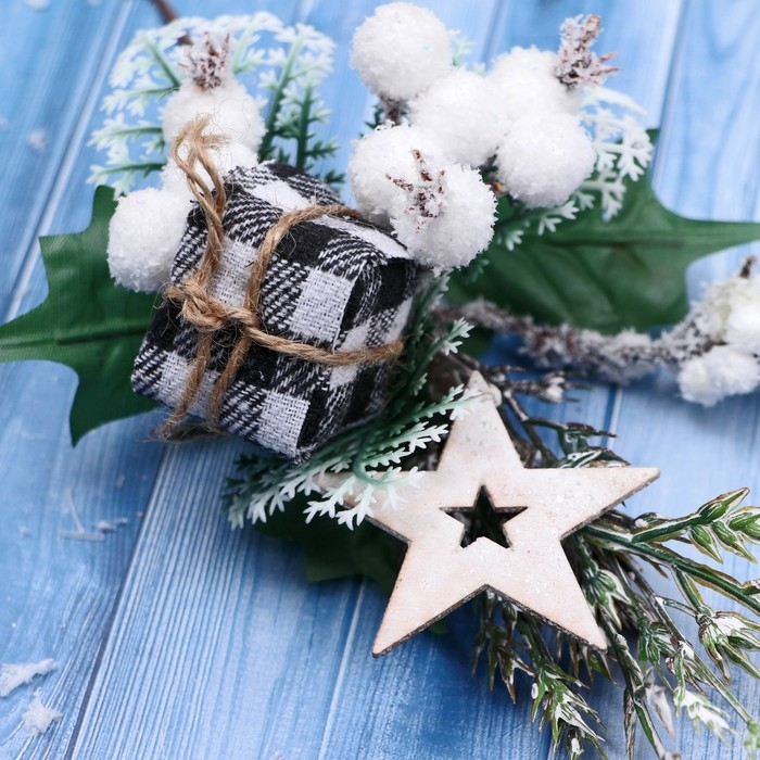 Декор  Декор "Зимние грезы" подарок в клетку звезда ягоды, 21 см