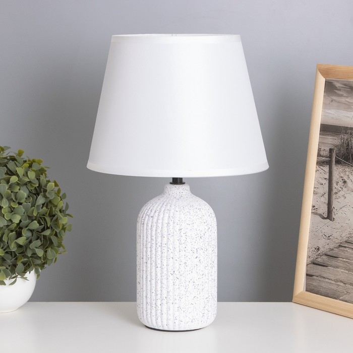 Лампа настольная Лампа настольная "Беатрис" 1х40Вт Е14 белый 22х22х36см