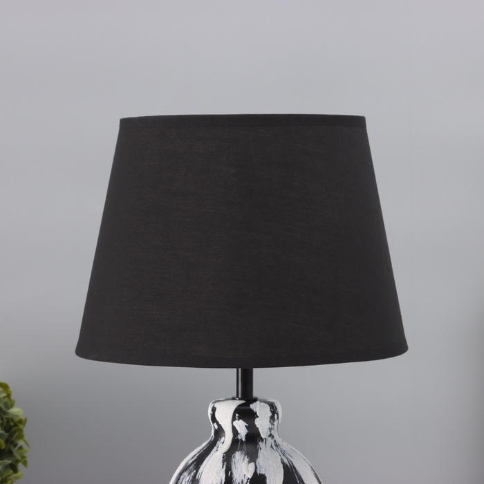 Лампа настольная Лампа настольная "Кира" 1х40Вт Е27 черный/белый 25х25х38,,5см