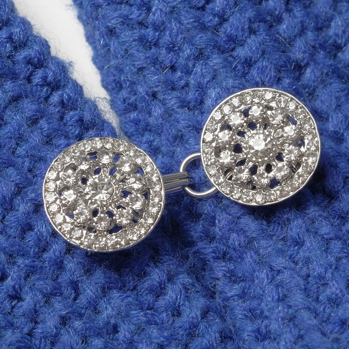 Зажим для кардигана «Карусель», цвет белый в серебре Зажим для кардигана «Карусель», цвет белый в серебре