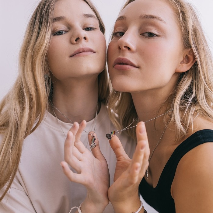 Кулоны «Неразлучники» радуга, цветные в серебре, 45 см Кулоны «Неразлучники» радуга, цветные в серебре, 45 см
