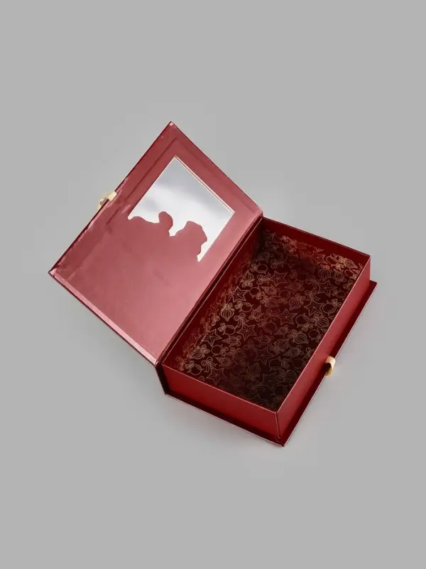 Коробка - книга подарочная, с окном &laquo;Елочная игрушка&raquo;, 20&times;12.5&times;5 см