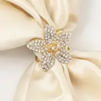 Кольцо для платка &laquo;Цветок Лилии&raquo;, белое в золоте