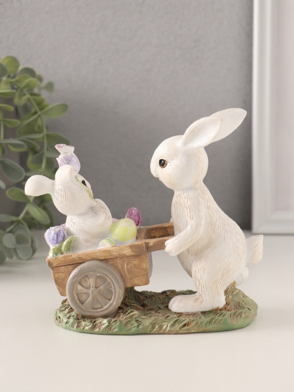 Сувенир полистоун  Сувенир полистоун "Кролик везет крольчонка в тележке с незабудками" 13,5х6,5х12 см