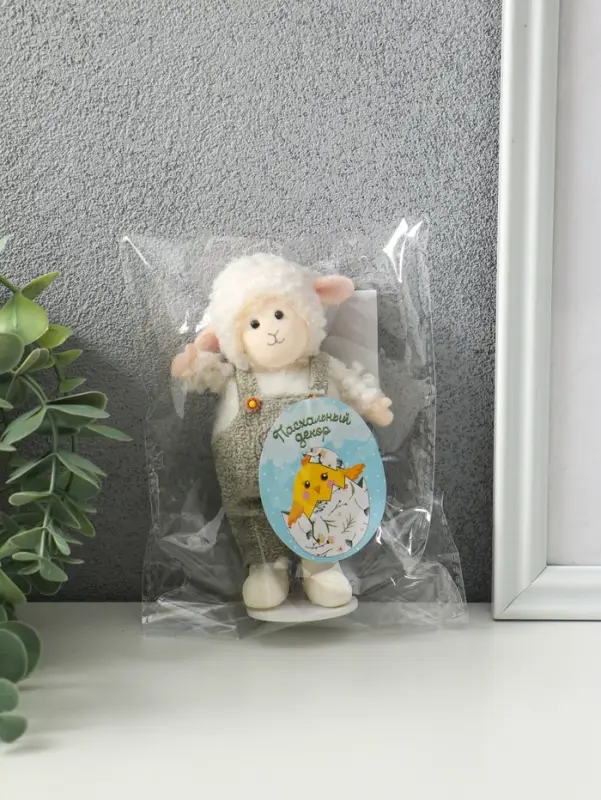 Сувенир  "Белый барашек в зелёно-сером комбинезоне" 4х6,5х13 см