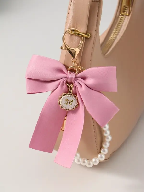 Брелок на карабине "Двойной бант с жемчугом и подвеской" розово-белый 13х8,5х1 см