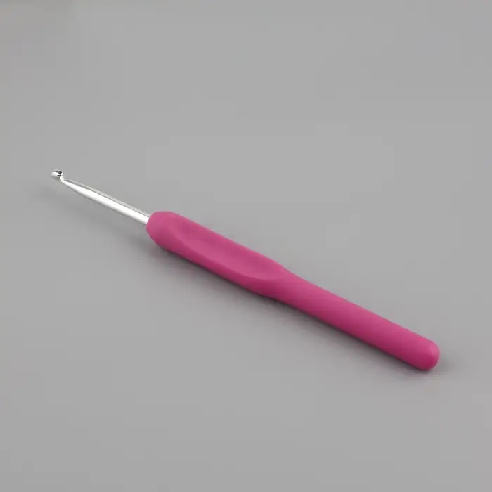 Крючок для вязания, с пластиковой ручкой, d=4 мм, 14 см, фиолетовый