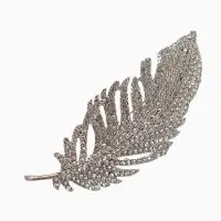 Брошь &laquo;Перо&raquo;, со стразами, белая в серебре