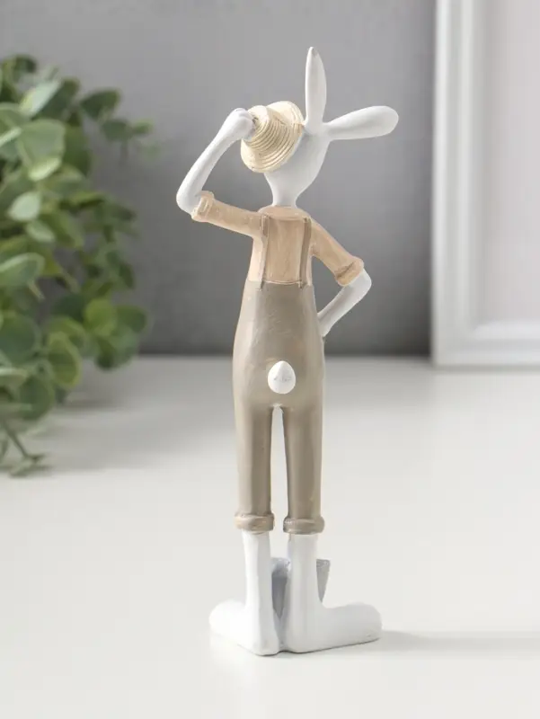 Сувенир полистоун "Зайчик в сером комбинезоне, со шляпой, лопатой" 19,5 см