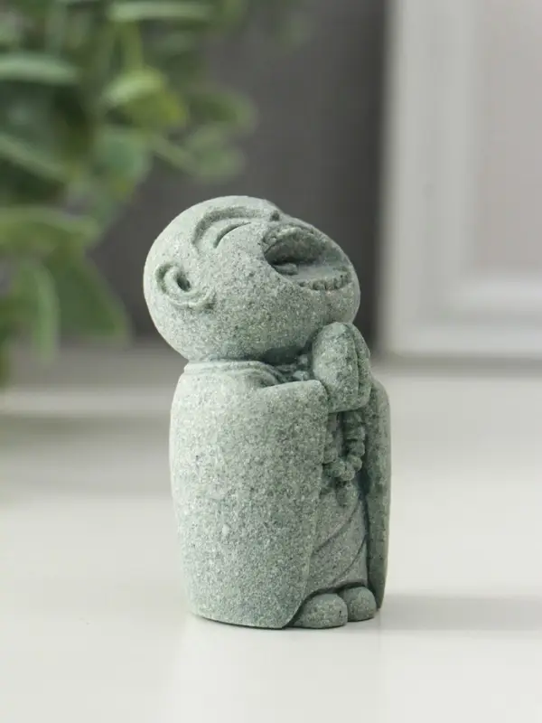 Фигурка песчаник &laquo;Маленький монах с чётками - священные писания&raquo;, 3.3&times;4&times;7 см