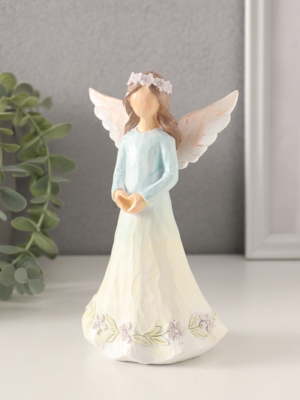Сувенир полистоун "Девушка-ангел в нежно-голубом платье, руки-сердце" 9,5х6,5х16 см