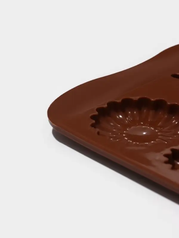 Форма для шоколада Доляна &laquo;Цветение&raquo;, силикон, 21&times;10.5&times;0.7 см, 12 ячеек, коричневая